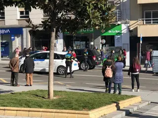 Un indigente ‘le da’ el día a la Policía Local al causar problemas en múltiples establecimientos de la avenida de Villamayor