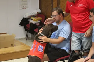 El alcalde visita a los niños de AVIVA del Programa de Verano Joven.