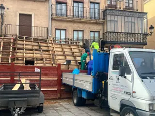 Montaje de los tablaos de la plaza de Ciudad Rodrigo para la celebración del Carnaval