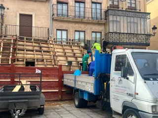 Montaje de los tablaos de la plaza de Ciudad Rodrigo para la celebración del Carnaval