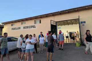 Imagen de los evacuados por el incendio de El Payo a su llegada a Robleda | SALAMANCA 24 HORAS