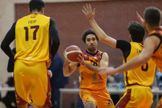 Arturo Cruz trata de dar un pase ante NCS Alcobendas.