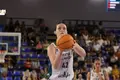 Kennedy Brown lanza un tiro libre con Avenida.