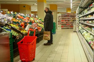Cliente comprando en la sección de frutería. Foto EP
