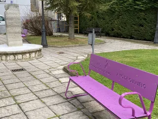 Dos bancos de color morado en Guijuelo contra la violencia de género