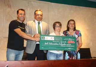 Caja Rural hace entrega de los 1.780 euros recaudados en el Día de la Bici a Aviva