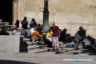 Jóvenes toman el sol en las escaleras de la Plaza de Anaya. Foto de archivo