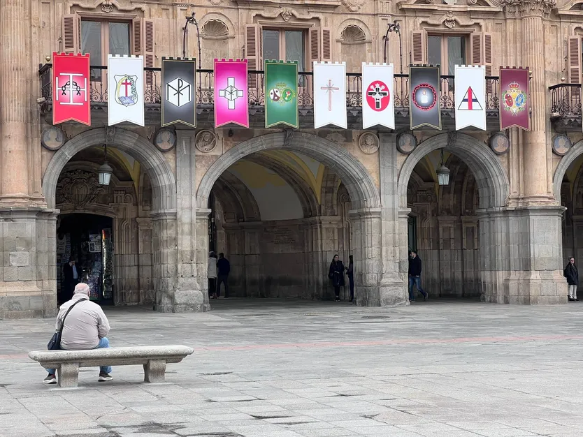 Reposteros en los balcones de la Plaza Mayor para la Semana Santa de Salamanca 2026