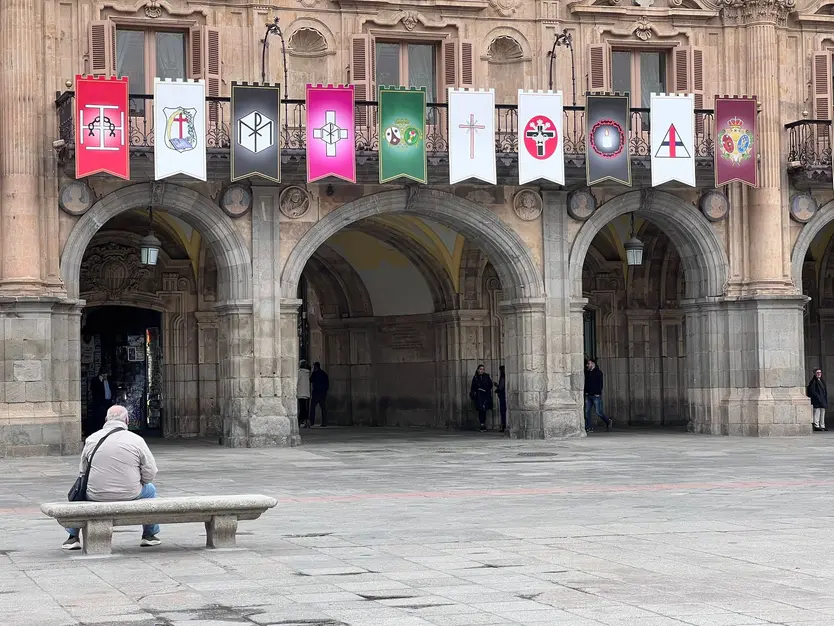 Reposteros en los balcones de la Plaza Mayor para la Semana Santa de Salamanca 2026