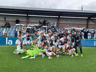 Jugadores y aficionados de Unionistas celebran la victoria en Tajonar | FOTO UNIONISTAS CF