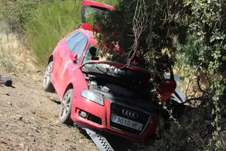 Los Bomberos excarcelan a una mujer tras el choque de una hormigonera y un coche en la carretera de Ledesma 