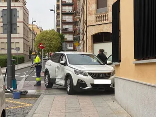 Coche estrellado en la calle Maldonado Ocampo. Foto S24H