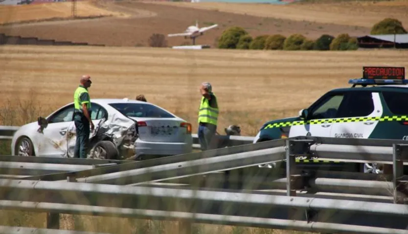 Accidente entre una autocaravana y un turismo en la A 62 a su paso por Villares de la Reina (1)
