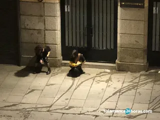 niñas meando