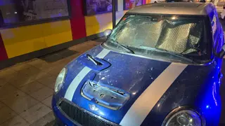 Estado en el que ha quedado el vehículo estacionado en la calle Mallorca, después del desprendimiento de los cascotes de una fachada