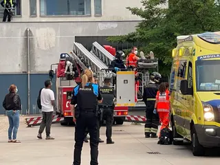 Rescatado un menor herido tras sufrir una caída en la cubierta del polideportivo de Laguna de Duero. ICAL
