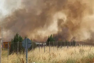 Incendio en una nave de Gomecello moviliza a bomberos de la provincia
