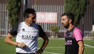Mawi habla con Casañ en un entrenamiento en el Municipal Vicente del Bosque | FOTO SALAMANCA24HORAS.COM