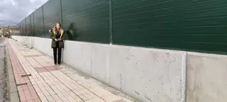 Marta Labrador junto al sistema anti ruido de la Fontana, en Santa Marta de Tormes