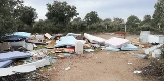 Basura en plena ruta de la bici cerca de la estación de Huelmos