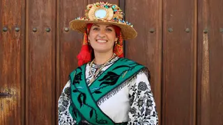 Brígida García, una mujer de 50 años, experimenta por primera vez la sensación de participar en la Ofrenda Floral: "Es la ilusión de toda mi vida"