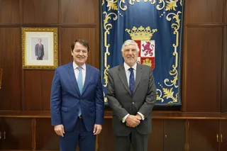 El presidente de la Junta, Alfonso Fernández Mañueco, y el embajador de Portugal en España, Joâo Mira Gomes