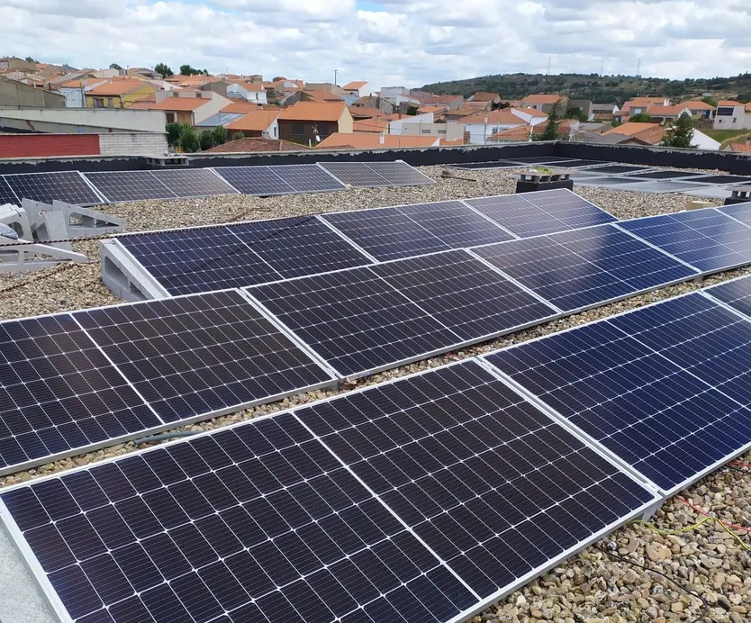 Placas fotovoltaicas en la residencia de Pereña