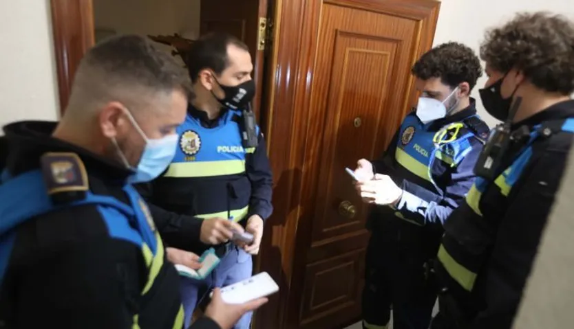 Reportaje con la Policía Local en el turno de tarde para comprobar terrazas y mascarillas.