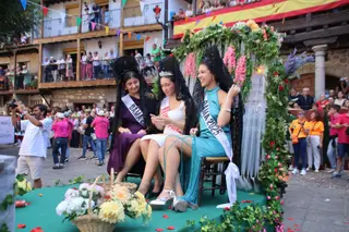 San Esteban de la Sierra, desfile de carrozas y disfraces