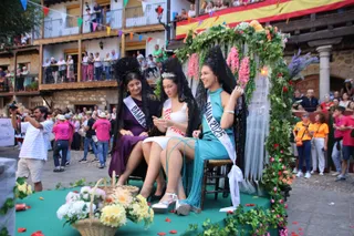 San Esteban de la Sierra, desfile de carrozas y disfraces