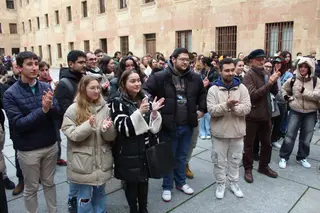 Concentración y manifiesto de los estudiantes para reivindicar mejoras en las conexiones de transporte.