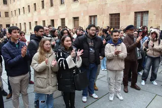 Concentración y manifiesto de los estudiantes para reivindicar mejoras en las conexiones de transporte.