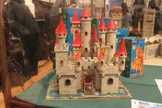 El concejal de Cultura y Turismo, Ángel Fernández, inaugura la exposición de Exin Castillos.