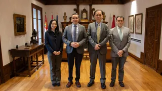 La agregada de Cultura y Prensa de la Embajada, Yuka Hayashi; el rector de la USAL, Juan Manuel Corchado; el nuevo embajador de Japón en España, Hiroshi Yamauchi; y el director del Centro Cultural Hispano Japonés, José Abel Flores | Comunicación USAL