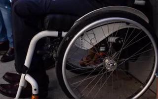 Imagen de recurso de un hombre en silla de ruedas. ALEJANDRO MARTÍNEZ / EUROPA PRESS