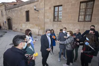 José Luis Escrivá atiende a los medios antes de su visita al centro de la Red Acoge en Salamanca | Agencia ICAL