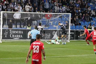 Salva de la Cruz atrapa un balón ante el San Fernando | FOTO SALAMANCA24HORAS.COM