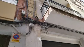 Cableado en la calle Pérez Herrasti