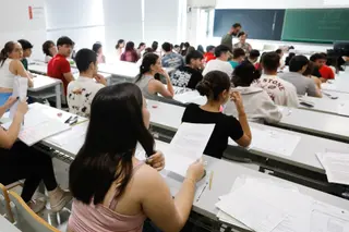 Archivo - Estudiantes se examinan de la EBAU - Edu Botella - Europa Press - Archivo