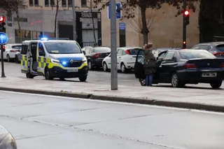 Policía Local interviene en una colisión por alcance en la calle Peña de Francia. Foto de archivo