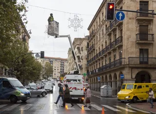 Trabajos de instalación de la iluminación navideña, el pasado 20 de octubre de 2020. | FOTO: ICAL