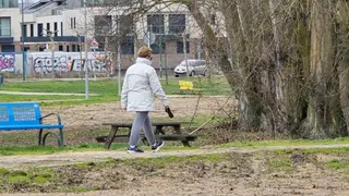 Mujer dando un paseo por Salamanca