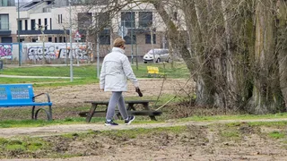 Mujer dando un paseo por Salamanca