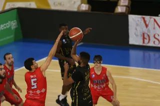 McCarthy lanza a canasta ante Porriño Baloncesto / FOTO SALAMANCA24HORAS.COM