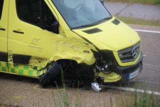 Herida una mujer tras una colisión entre un coche y una ambulancia | S24H