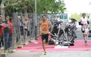 El salmantino Alberto Bravo, durante un triatlón en nuestra ciudad / FOTO SALAMANCA24HORAS.COM
