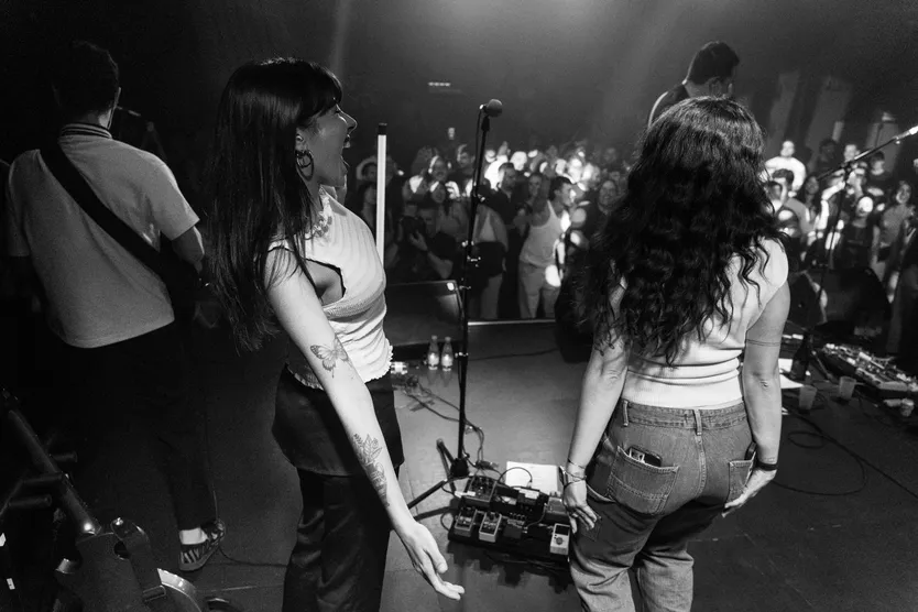 Laura y Ane cantando sobre el escenario en un concierto de MINIÑO. FOTO: CARLOS BARTOL