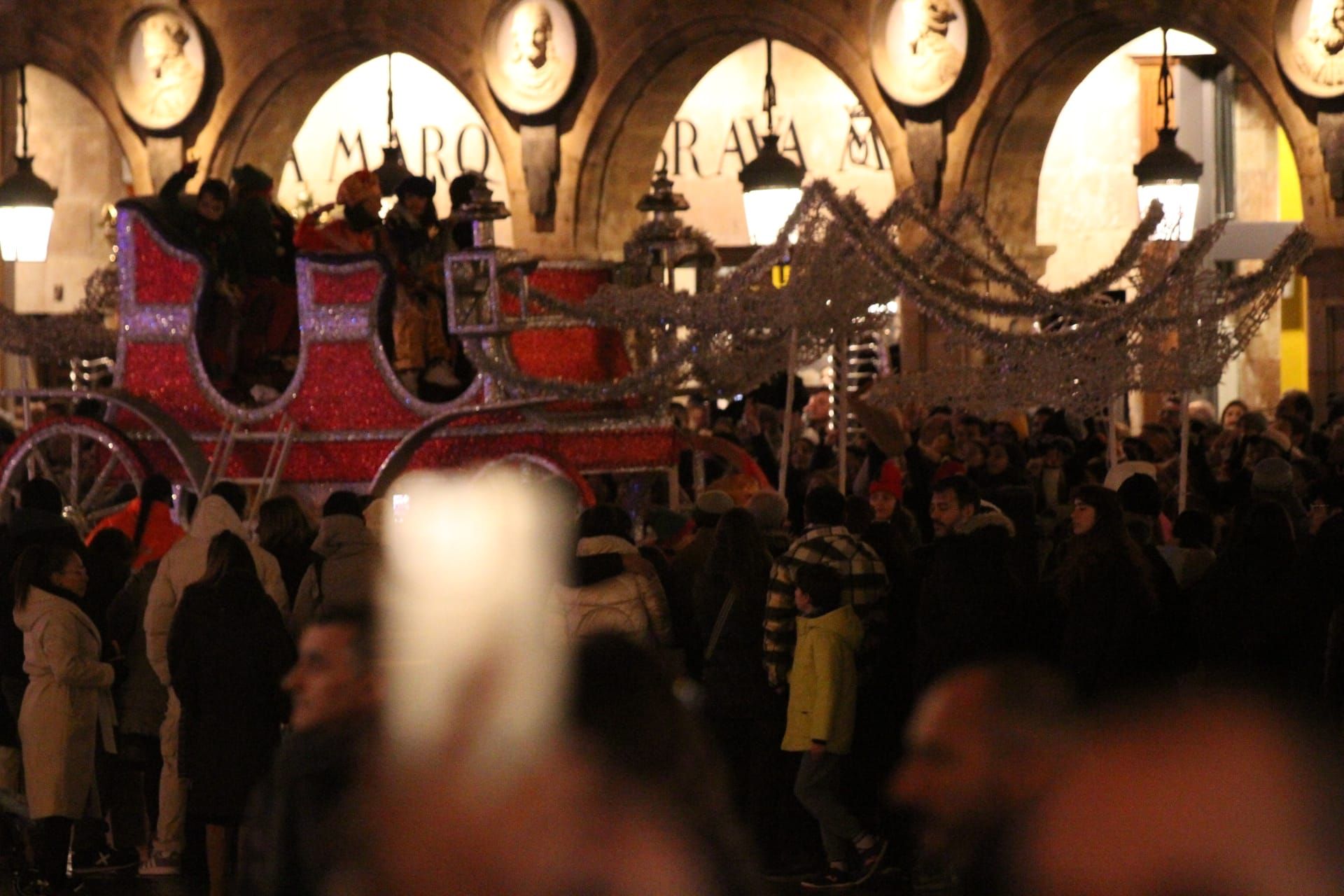 Se apaga una de las luces de las carrozas de los Reyes Magos