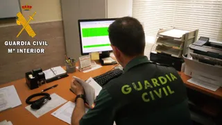 Archivo Agente de la Guardia Civil frente al ordenador