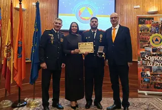 Alvaro Alaguero, de protección civil Santa Marta, recibe cruz mérito
